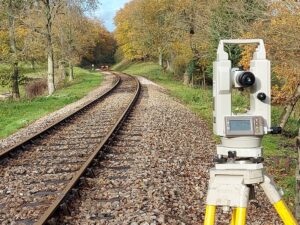 Surveying with the theodolite from the bridge to the nail on a yellow peg at the top end of the relay